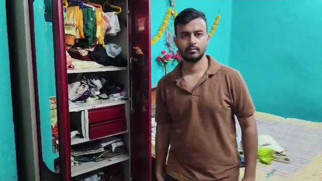 रेलवे कॉलोनी मुरादाबाद में बंद मकान में चोरी के बाद बिखरा सामान