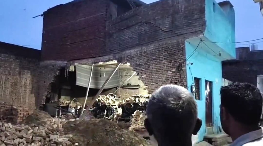 बिलारी में सड़क खुदाई के कारण गिरा दो मंजिला मकान, मलबे का दृश्य