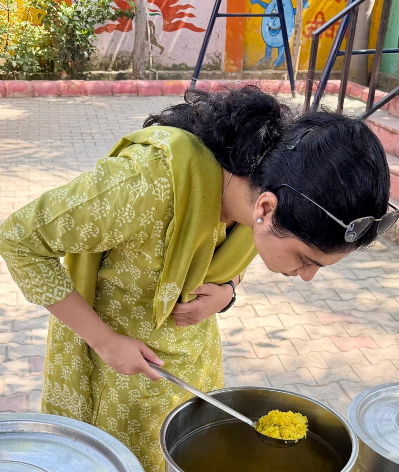 मुरादाबाद में CDO मृणाली अविनाश जोशी द्वारा स्कूल का औचक निरीक्षण करते हुए, मिड डे मील और कक्षा व्यवस्था की जांच करते हुए दृश्य