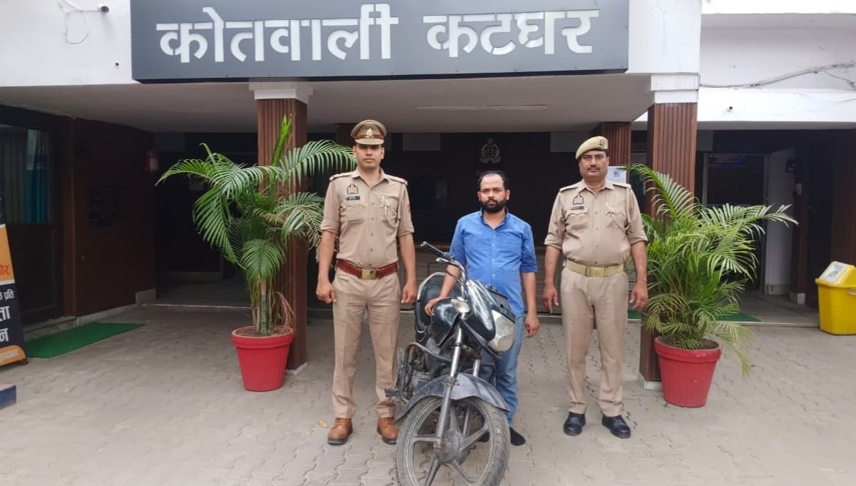 मुरादाबाद में कटघर पुलिस द्वारा वाहन चोर गिरफ्तार, रेलवे ट्रैक के पास बरामद चोरी की पैशन प्रो बाइक