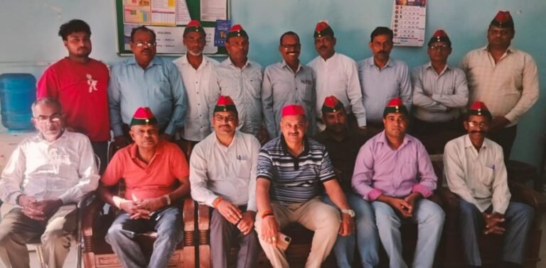 सपा सैनिक प्रकोष्ठ मुरादाबाद की बैठक में शामिल कार्यकर्ता और पदाधिकारी