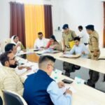 बैठक के दौरान उपस्थित अधिकारी