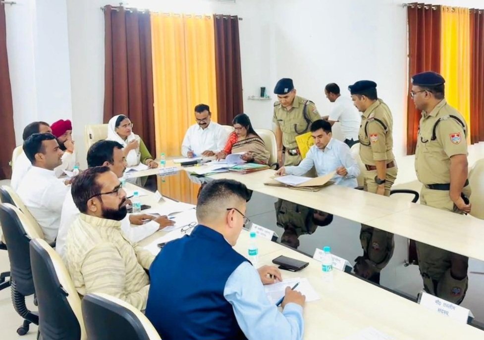 बैठक के दौरान उपस्थित अधिकारी