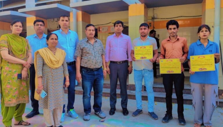 चालक परिचालकों का सम्मान समारोह मुरादाबाद में आयोजित कार्यक्रम का दृश्य