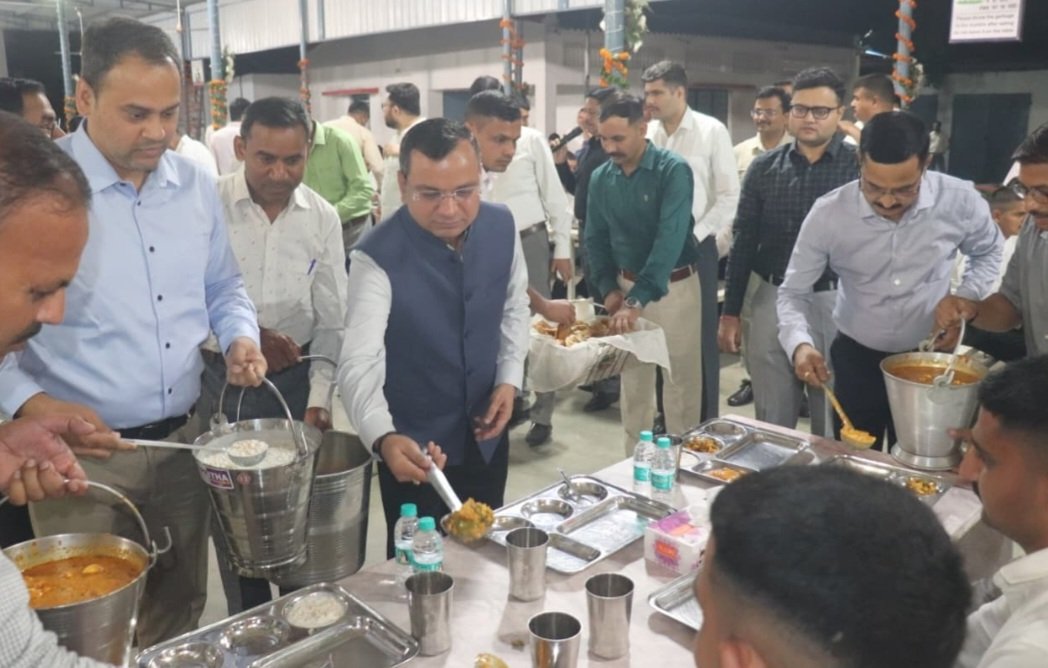 अधिकारियों द्वारा आरक्षियों को भोजन परोसते हुए