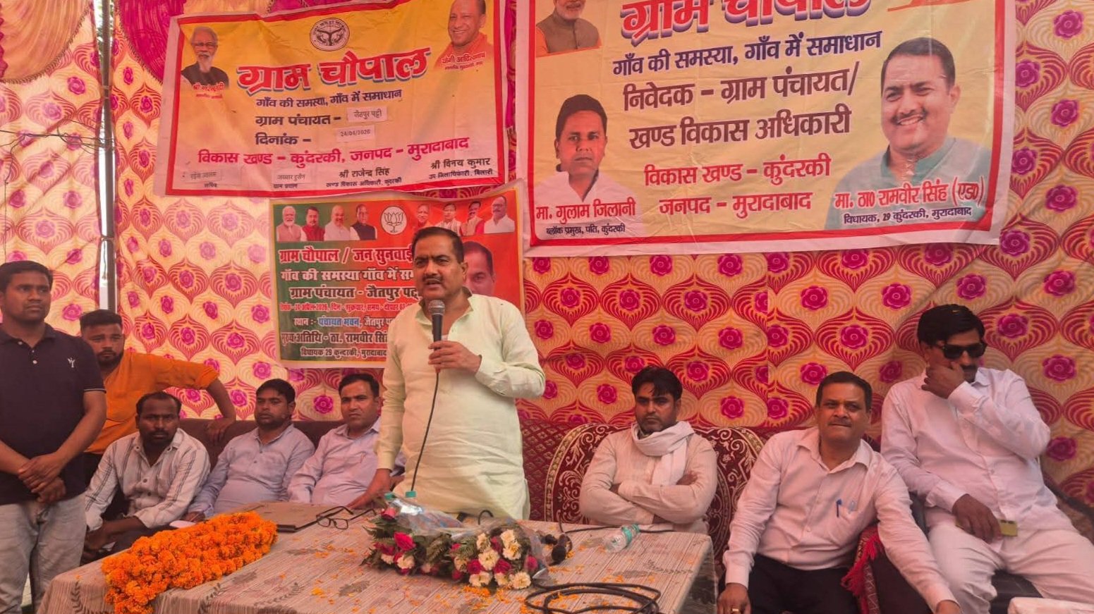 ग्राम चौपाल में ग्रामीणों की समस्याएं सुनते विधायक और अधिकारी, कुंदरकी मुरादाबाद