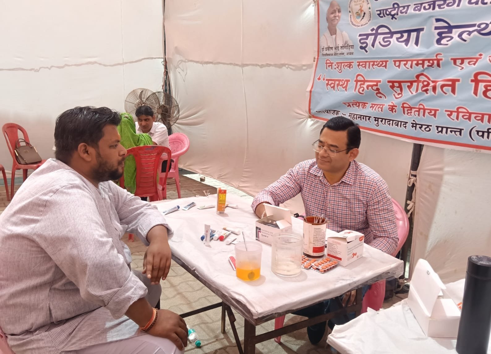 मुरादाबाद में AHP निशुल्क चिकित्सा शिविर में मरीजों की जांच करते विशेषज्ञ डॉक्टर