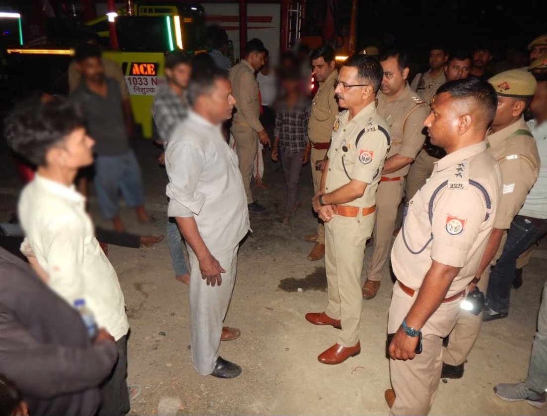 मुरादाबाद NH-9 पर पलटी डबल डेकर बस, मौके पर रेस्क्यू करती पुलिस