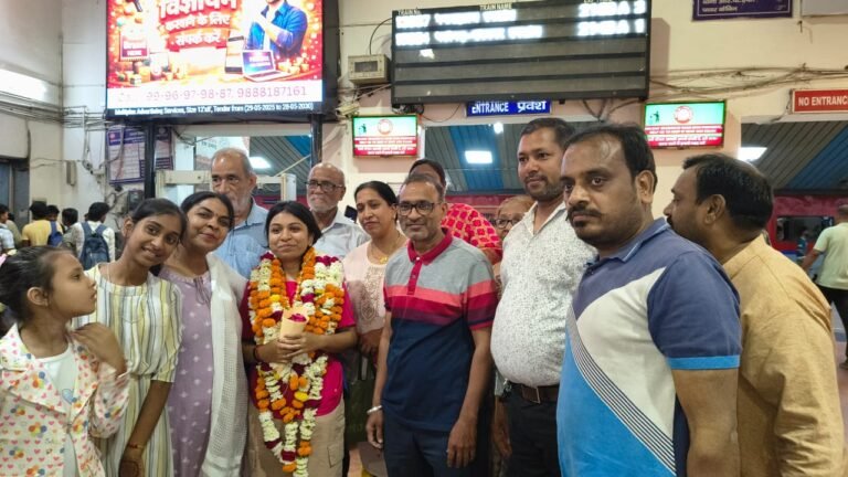 दीक्षा अग्रवाल डिप्टी कलेक्टर बनने के बाद परिवार के साथ खुशी मनाते हुए