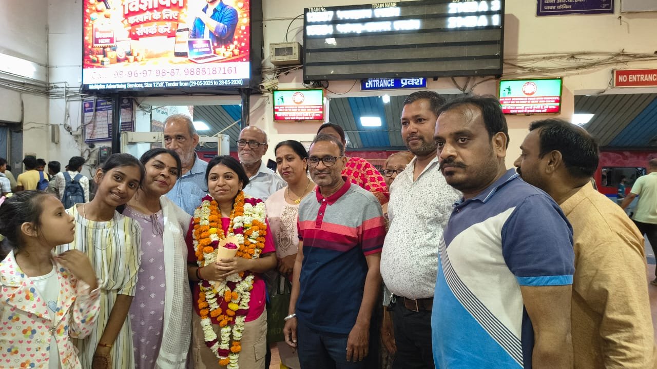 दीक्षा अग्रवाल डिप्टी कलेक्टर बनने के बाद परिवार के साथ खुशी मनाते हुए