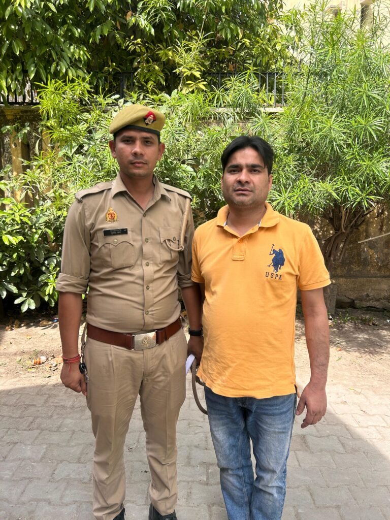 मुरादाबाद बेकरी संचालक हत्याकांड में गिरफ्तार आरोपी को पुलिस हिरासत में ले जाते हुए, साथ में पुलिस मौजूद