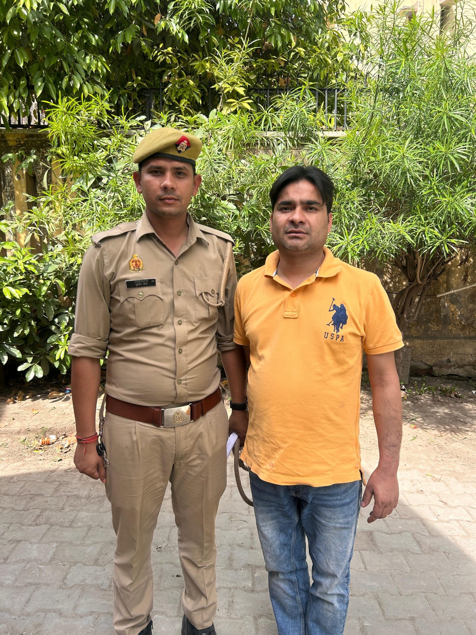 मुरादाबाद बेकरी संचालक हत्याकांड में गिरफ्तार आरोपी को पुलिस हिरासत में ले जाते हुए, साथ में पुलिस मौजूद