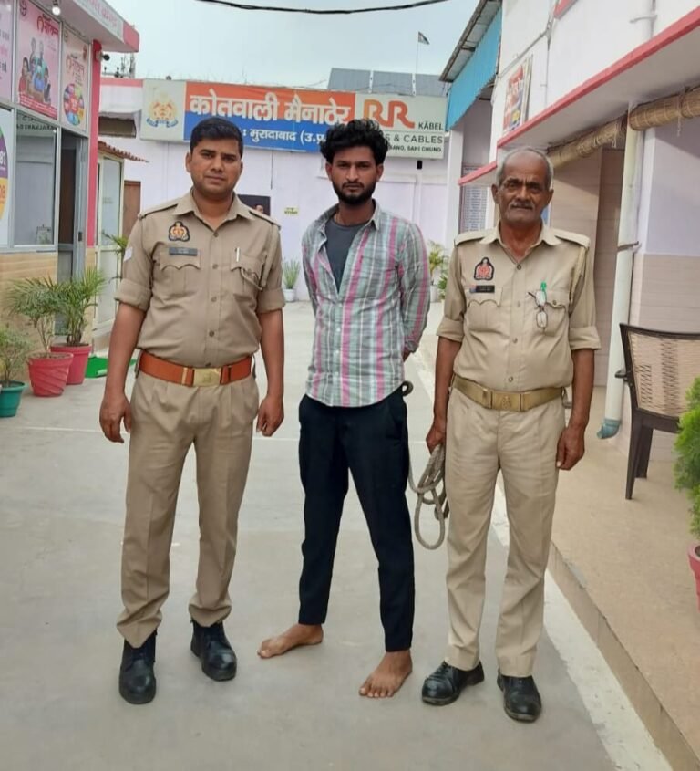 मैनाठेर छेड़छाड़ मामले में आरोपी को पुलिस द्वारा गिरफ्तार कर ले जाते हुए, साथ में पुलिसकर्मी और थाने का दृश्य