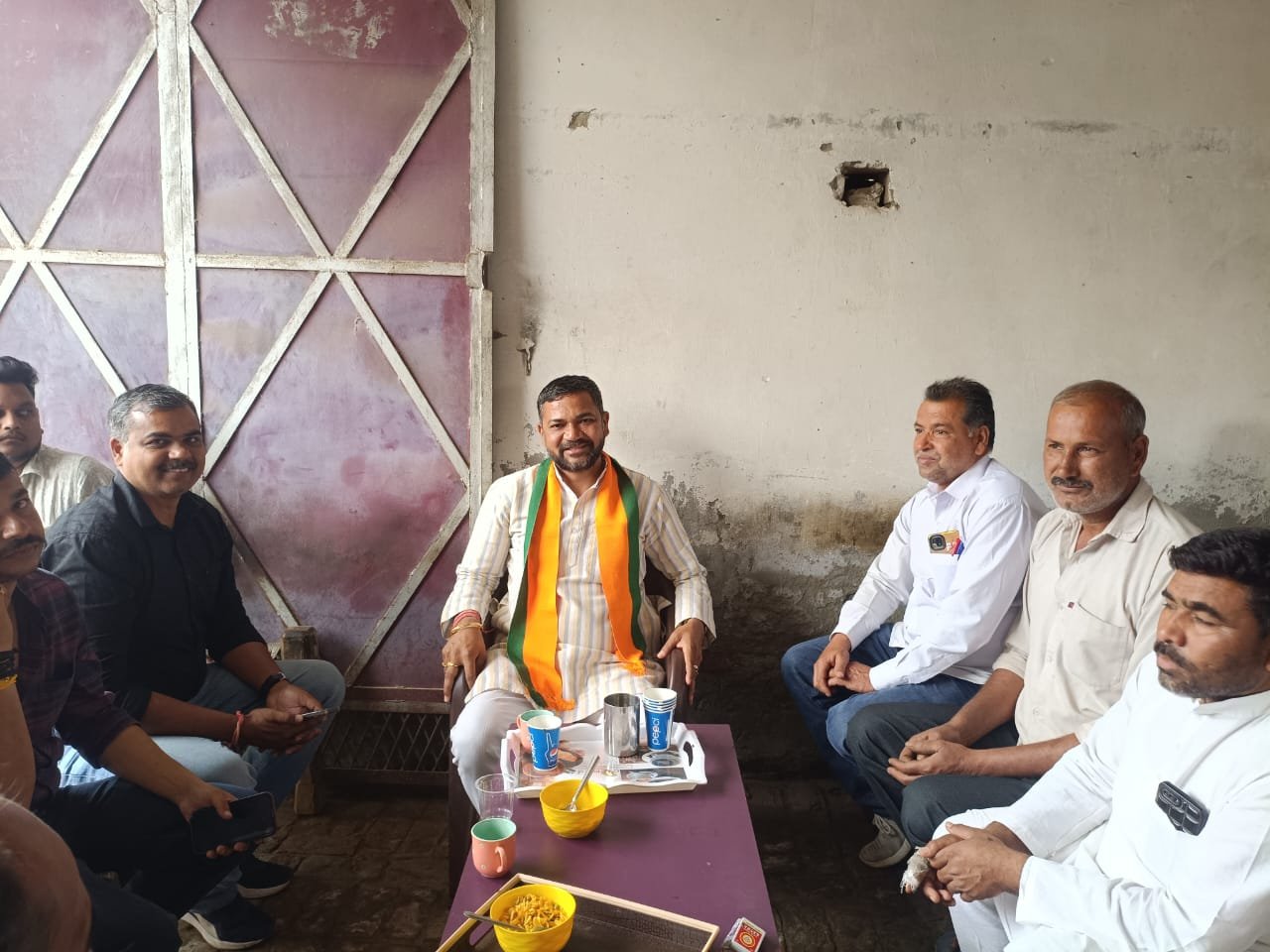 ग्रामीणों के साथ संवाद करते ठाकुर अजय प्रताप सिंह