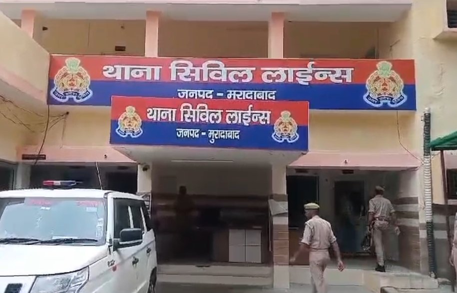 मुरादाबाद में आधी रात चली गोलियां के बाद घटनास्थल पर पुलिस जांच करती हुई