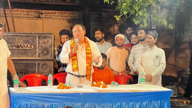 युवाओं को संबोधित करते हुए शिवसेना नेता