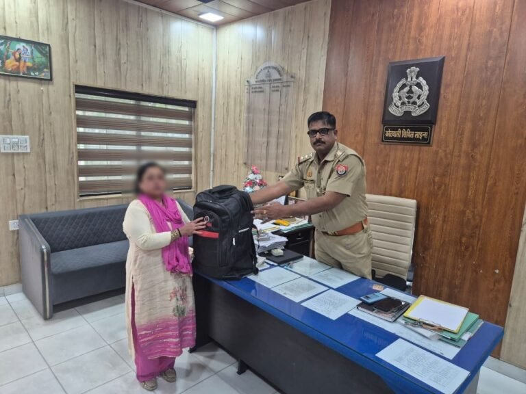 मुरादाबाद पुलिस ने लौटाया बैग महिला को सौंपते हुए