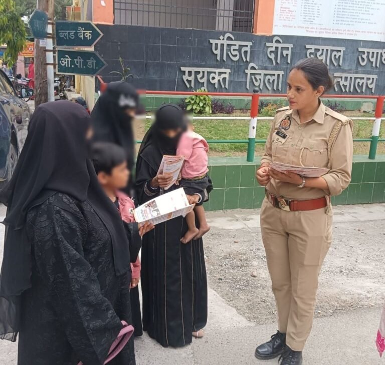 महिलाओं को जानकारी देते पुलिस अधिकारी