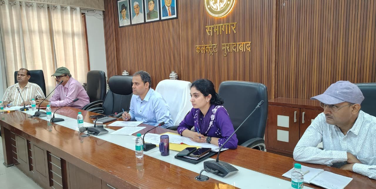 मुरादाबाद परियोजना समीक्षा बैठक में DM अनुज सिंह