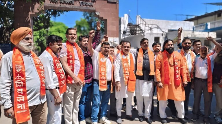 मुरादाबाद में शिवसेना का स्कूल फीस के खिलाफ प्रदर्शन