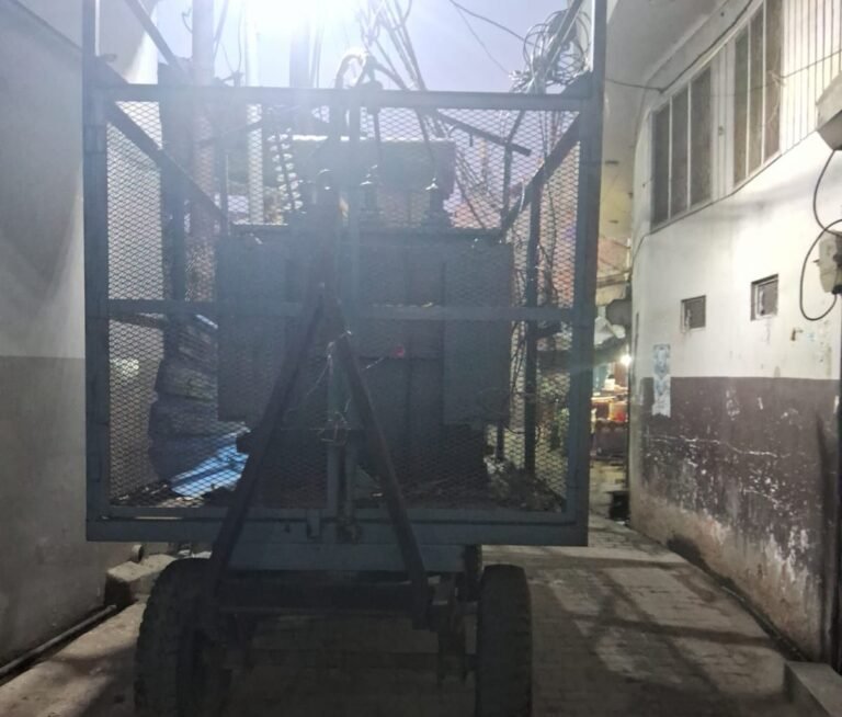 मुरादाबाद में ट्रांसफार्मर सड़क पर खड़ा