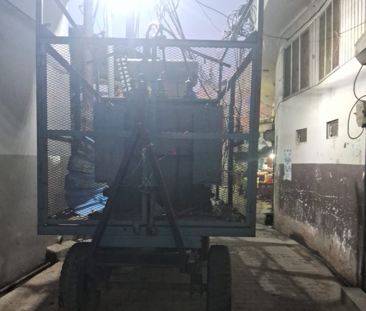 मुरादाबाद में ट्रांसफार्मर सड़क पर खड़ा