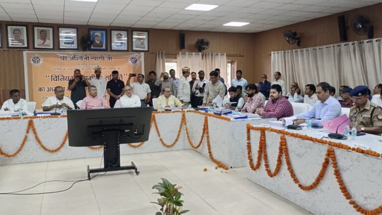 मुरादाबाद में अभ्युदय योजना निःशुल्क कोचिंग प्रवेश शुरू, 15 मई अंतिम तिथि 📌 Meta Title: मुरादाबाद अभ्युदय योजना निःशुल्क कोचिंग प्रवेश शुरू, 15 मई आखिरी तारीख 📌 Meta Description: मुरादाबाद में अभ्युदय योजना के तहत निःशुल्क कोचिंग के लिए ऑफलाइन प्रवेश शुरू हो गए हैं। 15 मई 2026 अंतिम तिथि है। IAS, PCS, NEET, JEE की तैयारी का मौका। 📌 Slug: moradabad-abhyudaya-yojana-free-coaching-admission-2026 📌 Focus Keyphrase: मुरादाबाद अभ्युदय योजना कोचिंग प्रवेश 📌 Tags: मुरादाबाद, अभ्युदय योजना, फ्री कोचिंग, IAS PCS तैयारी, NEET JEE, समाज कल्याण विभाग, हिन्दू पीजी कॉलेज 📝 मुरादाबाद अभ्युदय योजना कोचिंग प्रवेश शुरू, छात्रों के लिए बड़ा मौका मुरादाबाद अभ्युदय योजना कोचिंग प्रवेश शुरू हो गए हैं। यह खबर छात्रों के लिए बड़ी राहत है। मुरादाबाद अभ्युदय योजना कोचिंग प्रवेश के तहत फ्री कोचिंग दी जाएगी। छात्र इस योजना से प्रतियोगी परीक्षाओं की तैयारी कर सकते हैं। 📍 ऑफलाइन फॉर्म से होगा मुरादाबाद अभ्युदय योजना कोचिंग प्रवेश जिला समाज कल्याण अधिकारी पंखुरी जैन ने जानकारी दी। मुरादाबाद अभ्युदय योजना कोचिंग प्रवेश ऑफलाइन माध्यम से हो रहे हैं। छात्र हिन्दू पीजी कॉलेज, मुरादाबाद से फॉर्म ले सकते हैं। 🕒 समय: सुबह 10 बजे से शाम 5 बजे तक 🎯 इन परीक्षाओं की मिलेगी तैयारी मुरादाबाद अभ्युदय योजना कोचिंग प्रवेश के तहत कई बड़ी परीक्षाओं की तैयारी कराई जाएगी: सिविल सर्विसेज (IAS/PCS) IIT-JEE NEET अन्य एकदिवसीय परीक्षाएं यह योजना छात्रों को फ्री मार्गदर्शन देती है। 📅 15 मई अंतिम तिथि, समय से करें आवेदन मुरादाबाद अभ्युदय योजना कोचिंग प्रवेश की अंतिम तिथि 15 मई 2026 है। शाम 5 बजे तक फॉर्म जमा करना जरूरी है। इसके बाद कोई आवेदन स्वीकार नहीं होगा। 🏫 हिन्दू पीजी कॉलेज में मिलेगा फॉर्म छात्र अभ्युदय कक्ष संख्या-58 से फॉर्म ले सकते हैं। सभी जानकारी सही भरना जरूरी है। 📢 अधिकारियों की अपील अधिकारियों ने कहा है कि मुरादाबाद अभ्युदय योजना कोचिंग प्रवेश का मौका न गंवाएं। जल्दी आवेदन करें और अपने भविष्य को बेहतर बनाएं। 🖼️ Image Alt Text: मुरादाबाद अभ्युदय योजना कोचिंग प्रवेश फॉर्म वितरण हिन्दू पीजी कॉलेज मुरादाबाद अभ्युदय कक्ष फ्री कोचिंग योजना मुरादाबाद छात्र आवेदन अभ्युदय योजना ऑफलाइन फॉर्म जमा करते छात्र