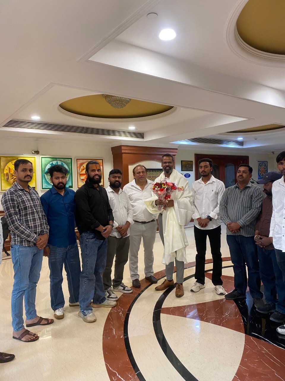 शिवसेना मुरादाबाद में सुरजीत सिंह का स्वागत करते कार्यकर्ता होटल होलीडे इन में