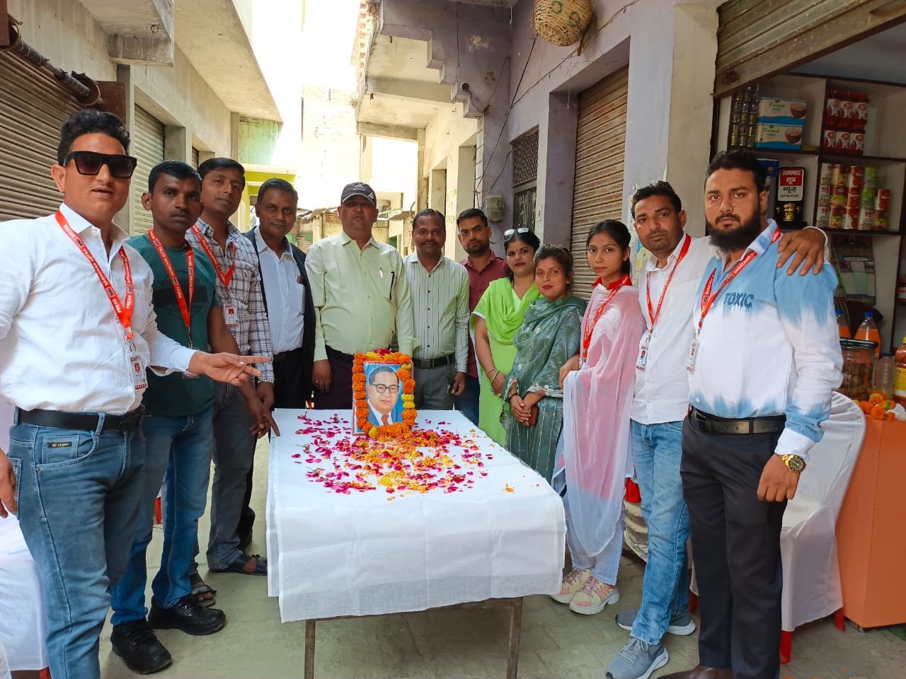 समाचार सूत्र न्यूज़ शाखा में आंबेडकर जयंती पर बाबा साहेब के चित्र पर पुष्प अर्पित करते सदस्य