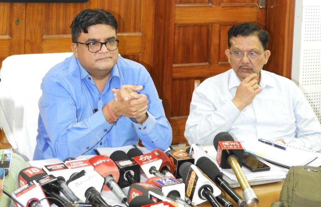 स्मार्ट प्रीपेड मीटर मेरठ प्रेस वार्ता PVVNL अधिकारी