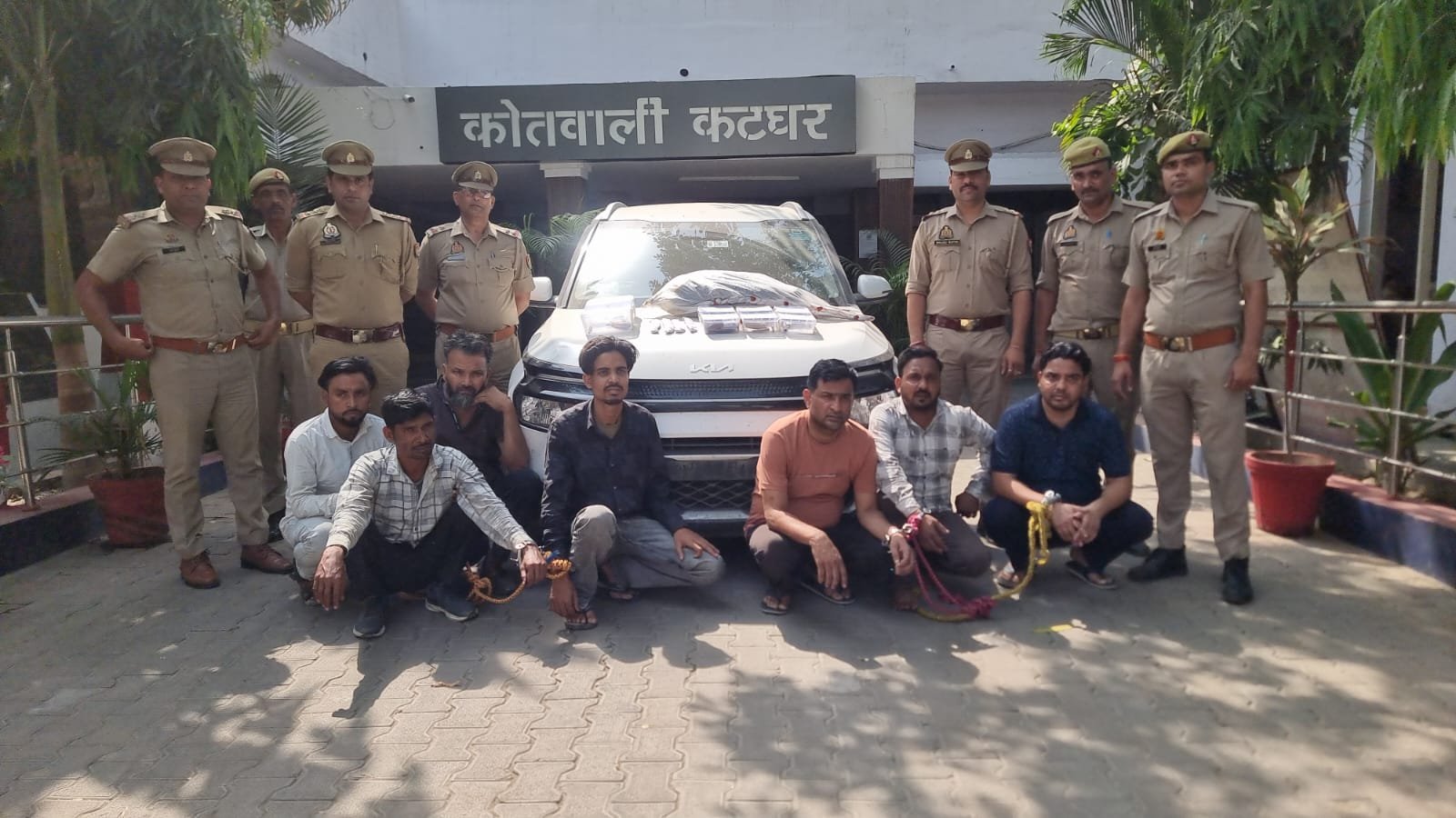 कटघर पुलिस द्वारा गिरफ्तार बदमाश और बरामद हथियार व उपकरण, मुरादाबाद