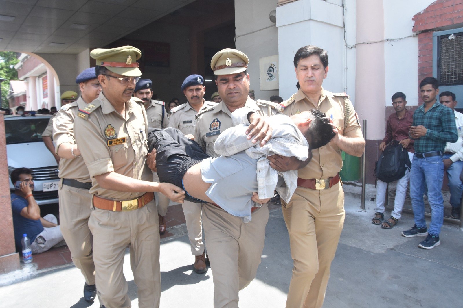मुरादाबाद रेलवे स्टेशन पर बेहोश युवक को उठाकर ले जाती GRP पुलिस टीम