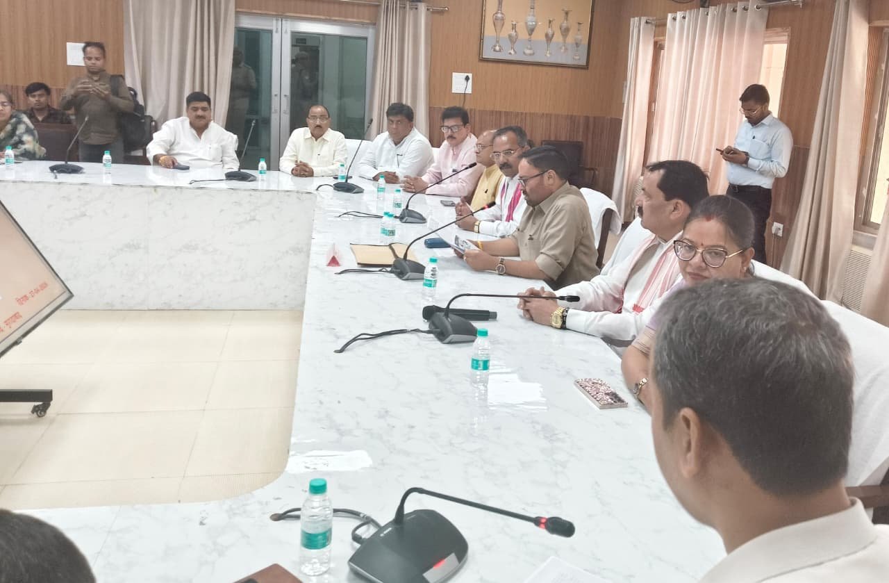 मंत्री अनिल कुमार की बैठक मुरादाबाद सर्किट हाउस