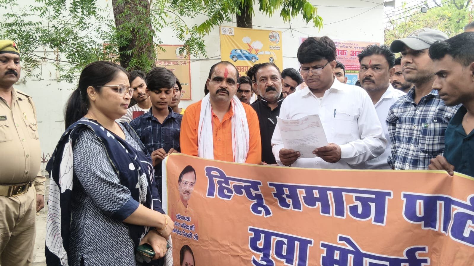 मुरादाबाद में ऑनलाइन सट्टा और नशे के कारोबार के खिलाफ ज्ञापन सौंपते कार्यकर्ता