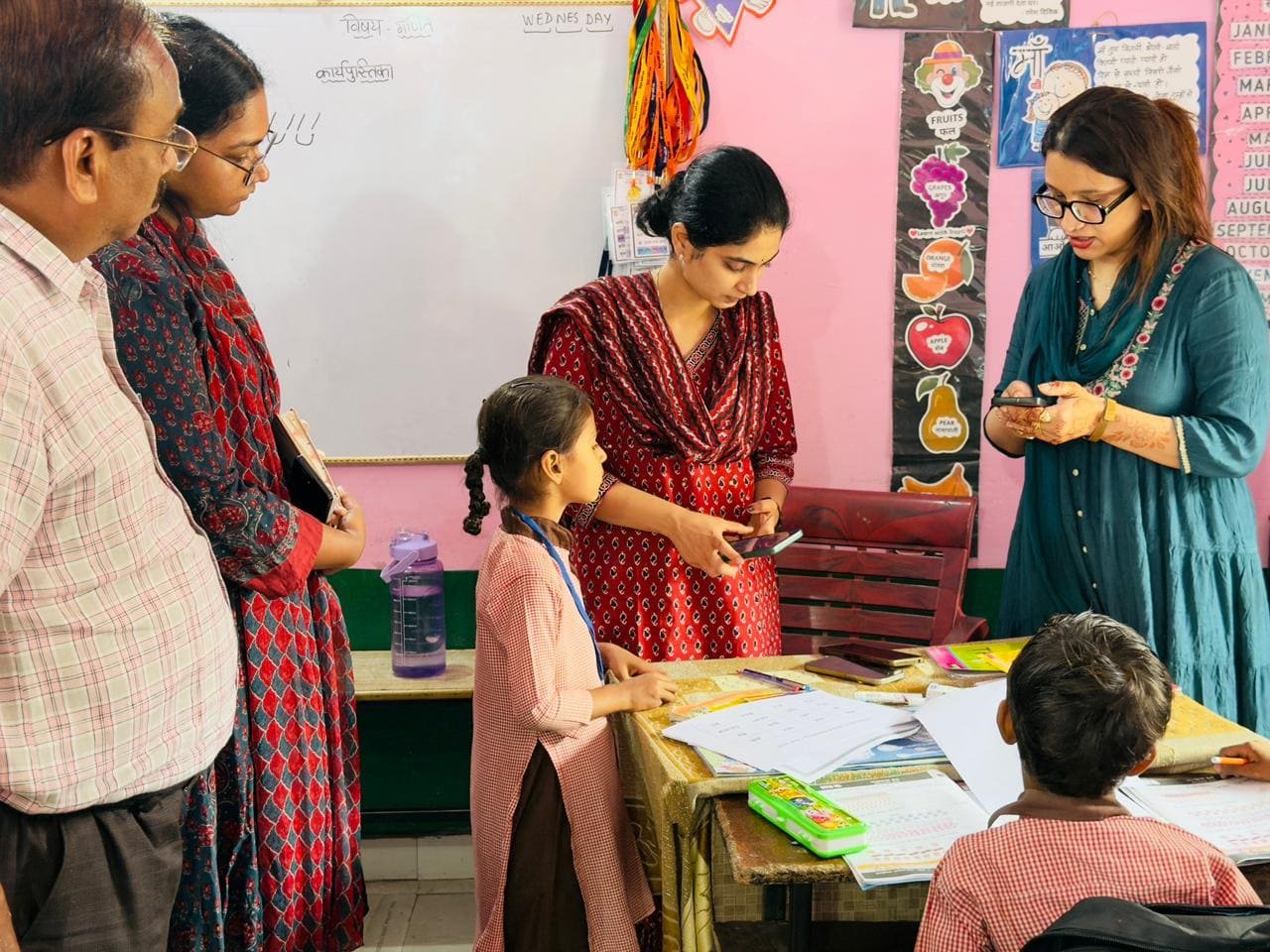 कुन्दरकी स्कूल निरीक्षण के दौरान CDO मृणाली जोशी बच्चों से बातचीत करते हुए