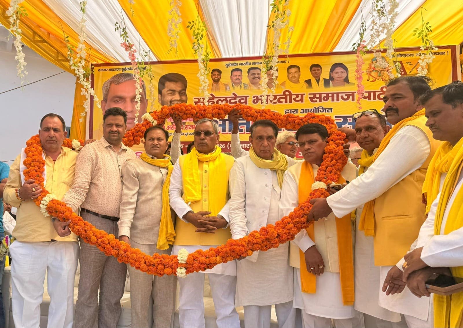 अमरोहा में अति पिछड़ा सम्मेलन के दौरान सुभासपा का शक्ति प्रदर्शन और मंच पर मौजूद नेता