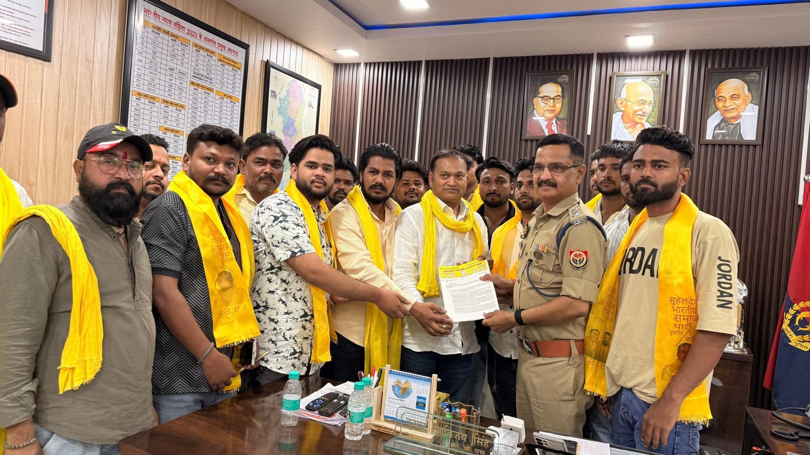 मुरादाबाद में अवैध होटलों के खिलाफ ज्ञापन देते कार्यकर्ता