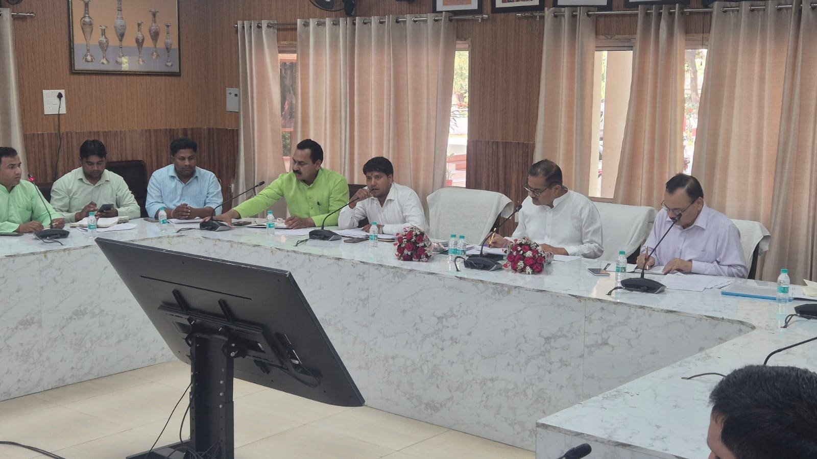 कुंदरकी में बिजली व्यवस्था सुधार बैठक