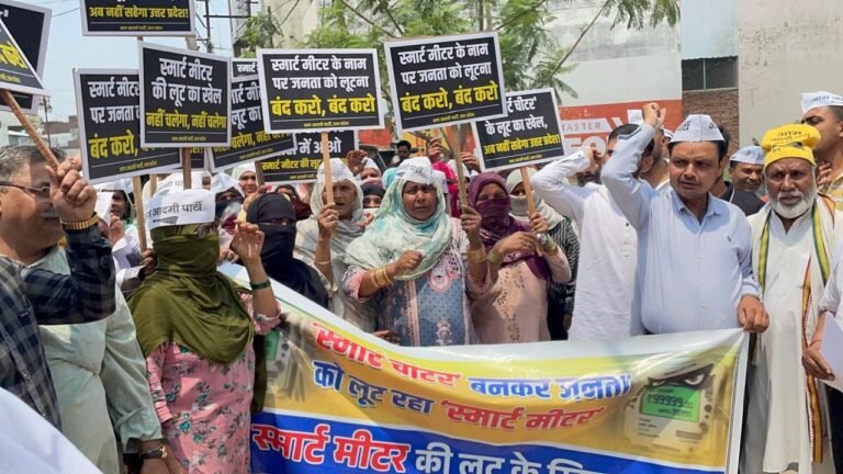 पाकबड़ा में स्मार्ट मीटर विरोध प्रदर्शन करते लोग