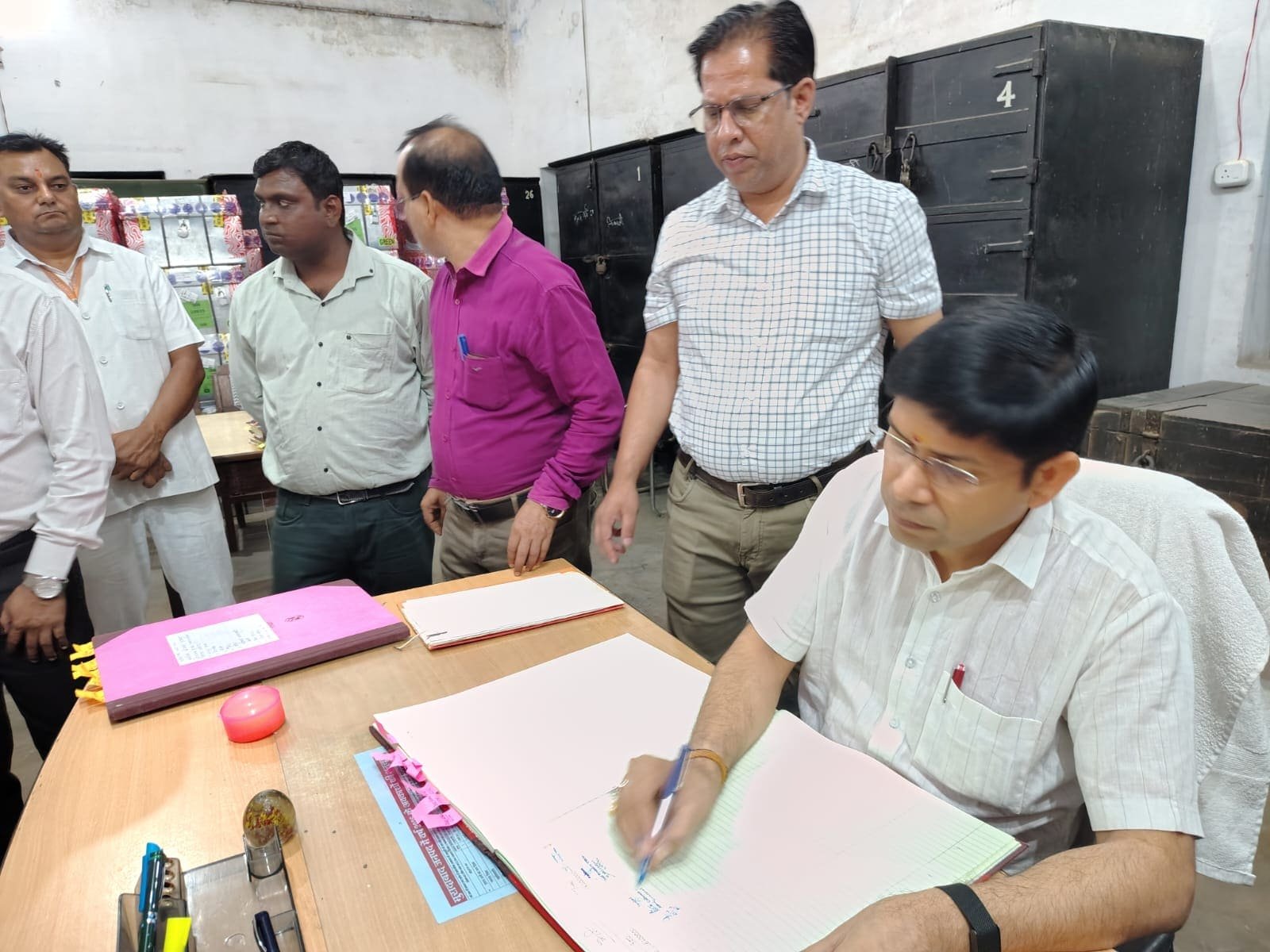 जनसमस्याओं के त्वरित समाधान पर चर्चा करते डीएम मुरादाबाद