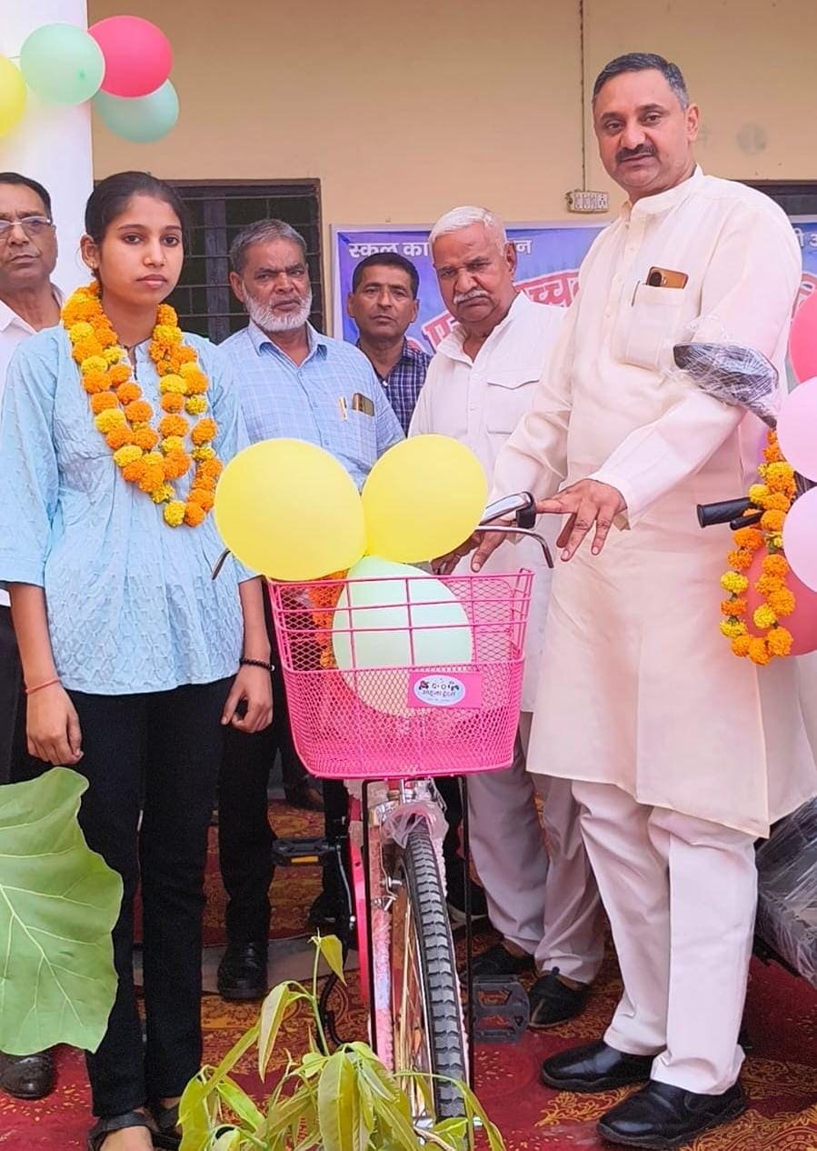 हाईस्कूल टॉपर्स को ई-स्कूटी और साइकिल देकर किया सम्मानित, बढ़ाया विद्यार्थियों का उत्साह