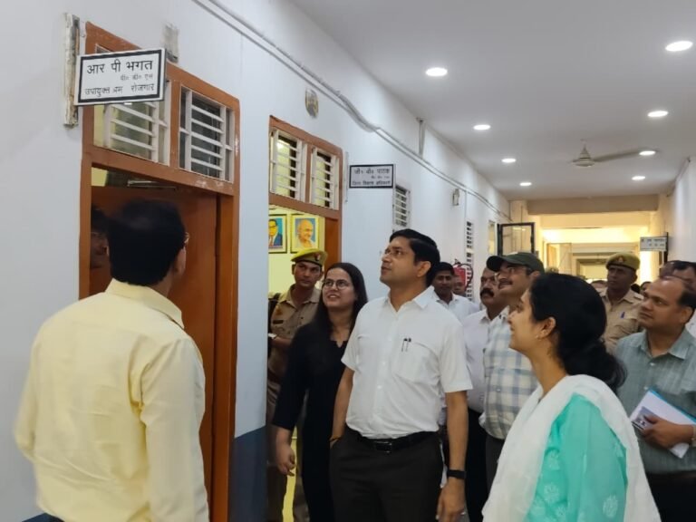 मुरादाबाद में डीएम का औचक निरीक्षण, कलेक्ट्रेट और विकास भवन में सुधार के दिए निर्देश
