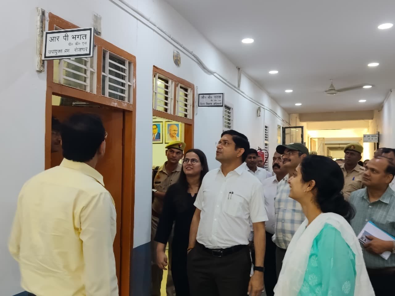 मुरादाबाद में डीएम का औचक निरीक्षण, कलेक्ट्रेट और विकास भवन में सुधार के दिए निर्देश