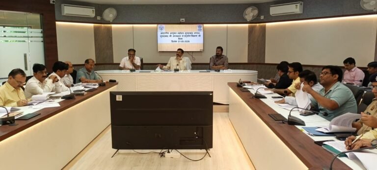 मुरादाबाद कमिश्नरी सभागार में मंडलीय उद्योग बंधु बैठक के दौरान अधिकारियों के साथ समीक्षा करते मंडलायुक्त आञ्जनेय कुमार सिंह