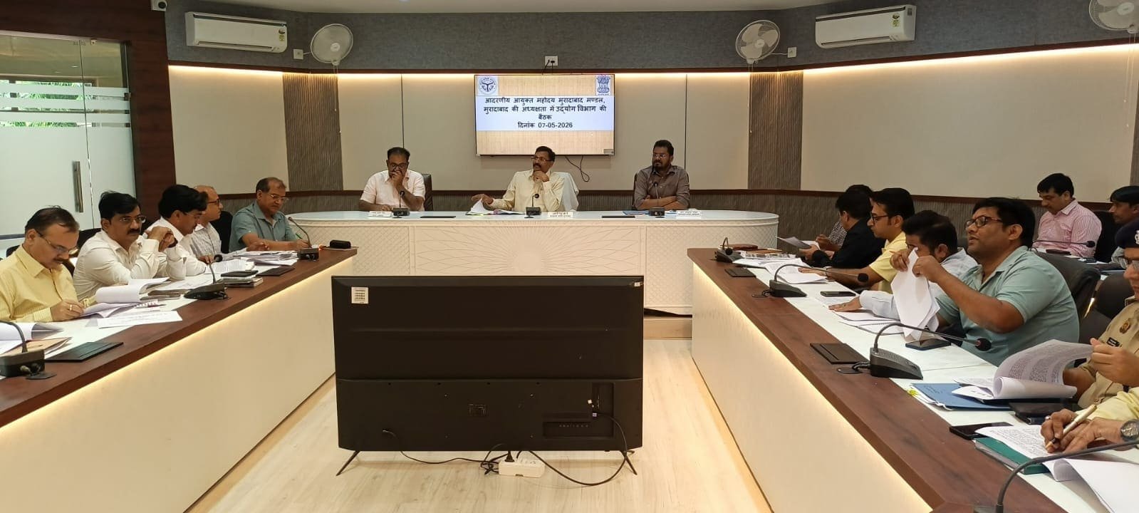 मुरादाबाद कमिश्नरी सभागार में मंडलीय उद्योग बंधु बैठक के दौरान अधिकारियों के साथ समीक्षा करते मंडलायुक्त आञ्जनेय कुमार सिंह