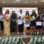 नन्ही सी चिड़िया ट्रस्ट द्वारा आयोजित शिक्षा सहायता कार्यक्रम मंच पर मौजूद अधिकारी और समाजसेवी