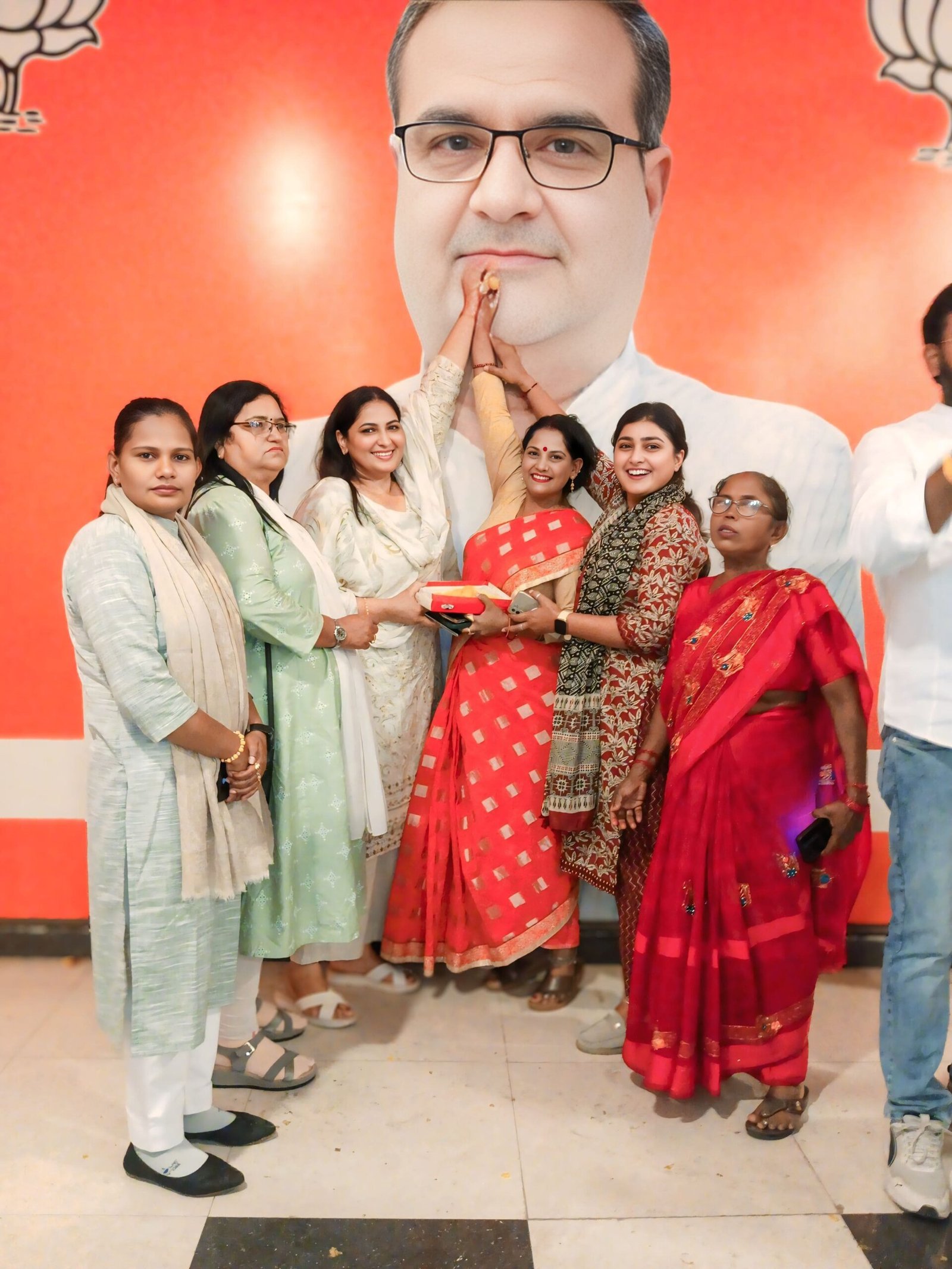 भूपेंद्र चौधरी के कैबिनेट मंत्री बनने पर भाजपा कार्यालय में जश्न मनाते कार्यकर्ता