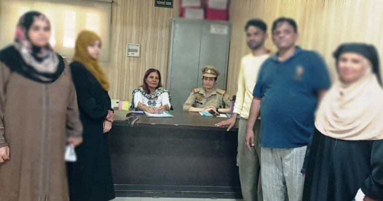 नारी उत्थान केंद्र मुरादाबाद में काउंसलिंग के बाद साथ रहने का फैसला करता दंपती