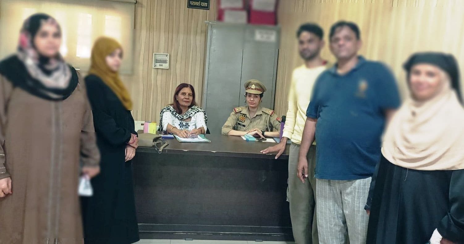 नारी उत्थान केंद्र मुरादाबाद में काउंसलिंग के बाद साथ रहने का फैसला करता दंपती