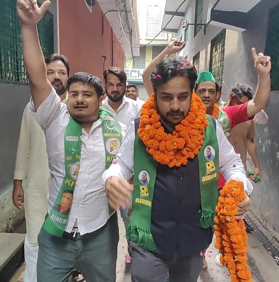 मुरादाबाद में AIMIM प्रदेश सचिव वकी रशीद का फूल-मालाओं के साथ स्वागत करते पार्टी कार्यकर्ता